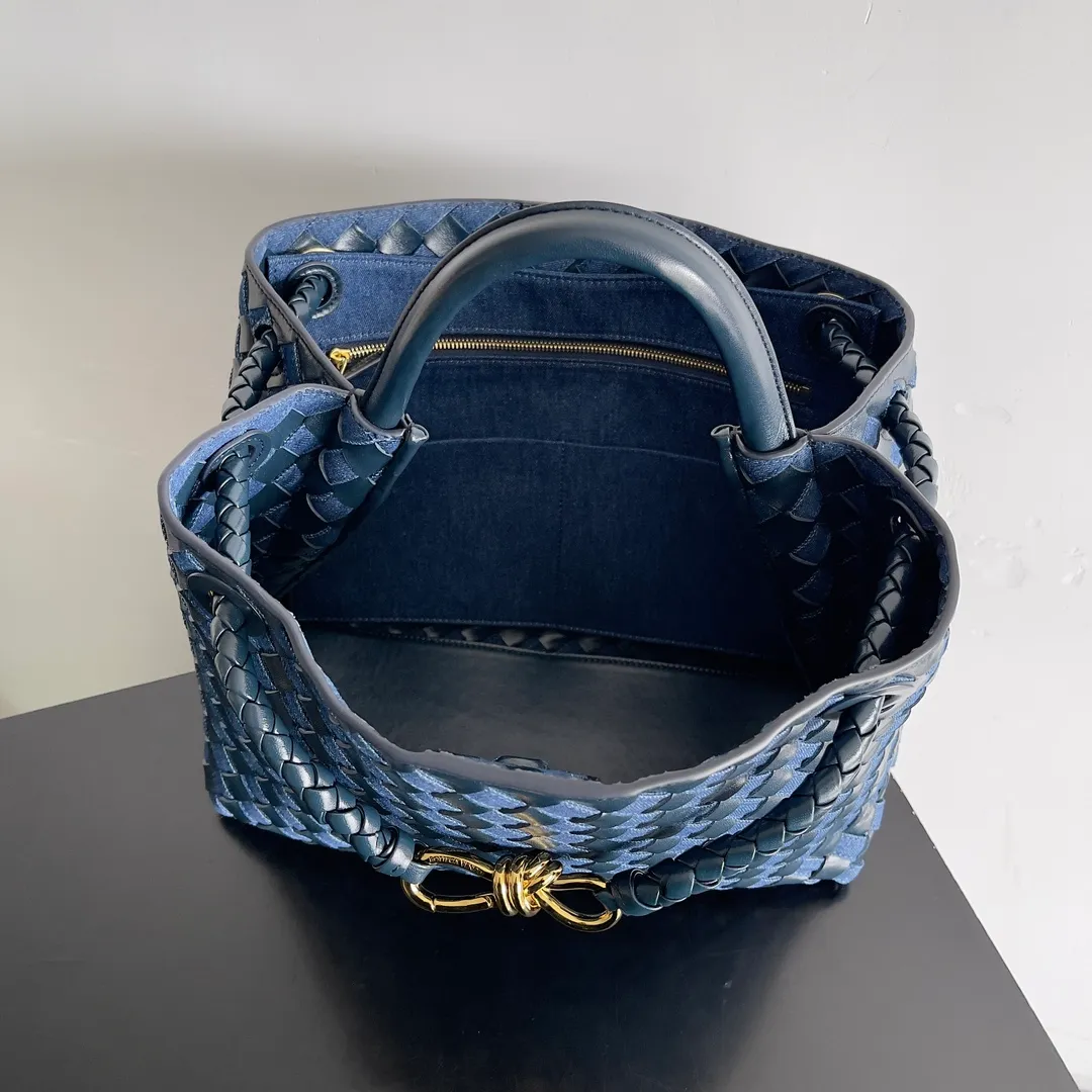 Batch 2260 BOTTEGA VENETA's new ANDIAMO handbag. This denim woven bag perfectly interweaves retro and trendy! Each strand of hand-woven denim carries ingenuity, and the color-blocking design breaks away from the norm. Not only is the capacity impressive, it also adds fun and cuteness, making it easy to hold various styles. Exquisite metal accessories shine on the ruggedness of denim, coexisting toughness and femininity. Denim has its own youthful and energetic attributes, giving people a retro, classic and relaxed and free feeling. During the weaving process of this bag, the denim is hand-woven into the leather through small gaps. The skills are quite exquisite! Not to mention the capacity, it can accommodate an umbrella and a water cup! Style number: 743572 Size: 32*24*12cm
